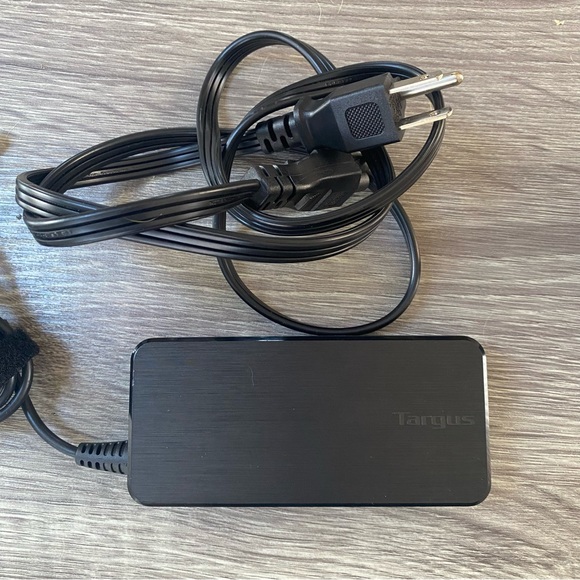 Targus Universal Power Adapter for Laptops - Picture 2 of 8